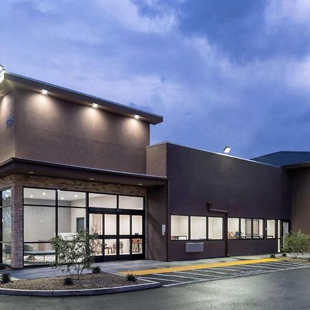 Ramada By Wyndham Modesto Yosemite Area Hotel Екстериор снимка