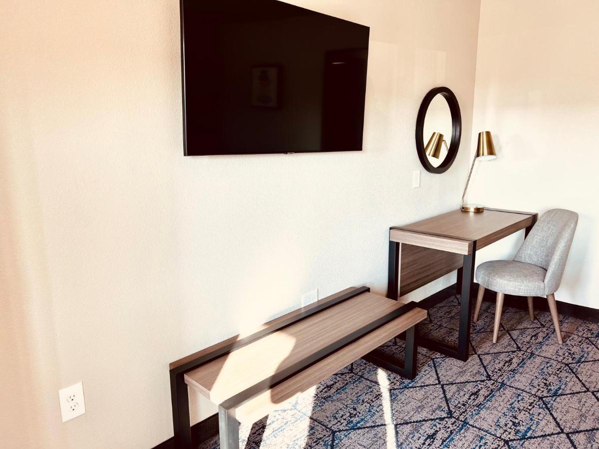 Ramada By Wyndham Modesto Yosemite Area Hotel Екстериор снимка