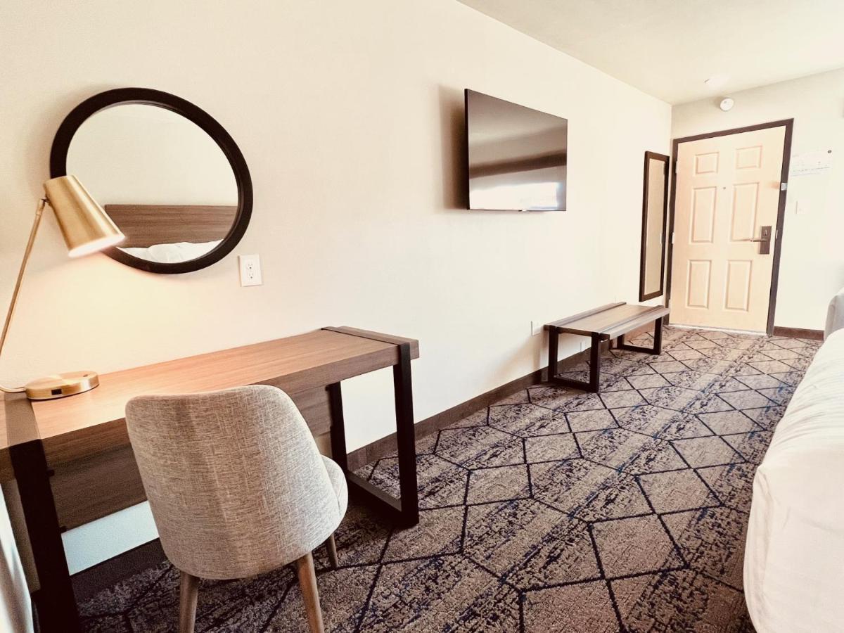 Ramada By Wyndham Modesto Yosemite Area Hotel Екстериор снимка