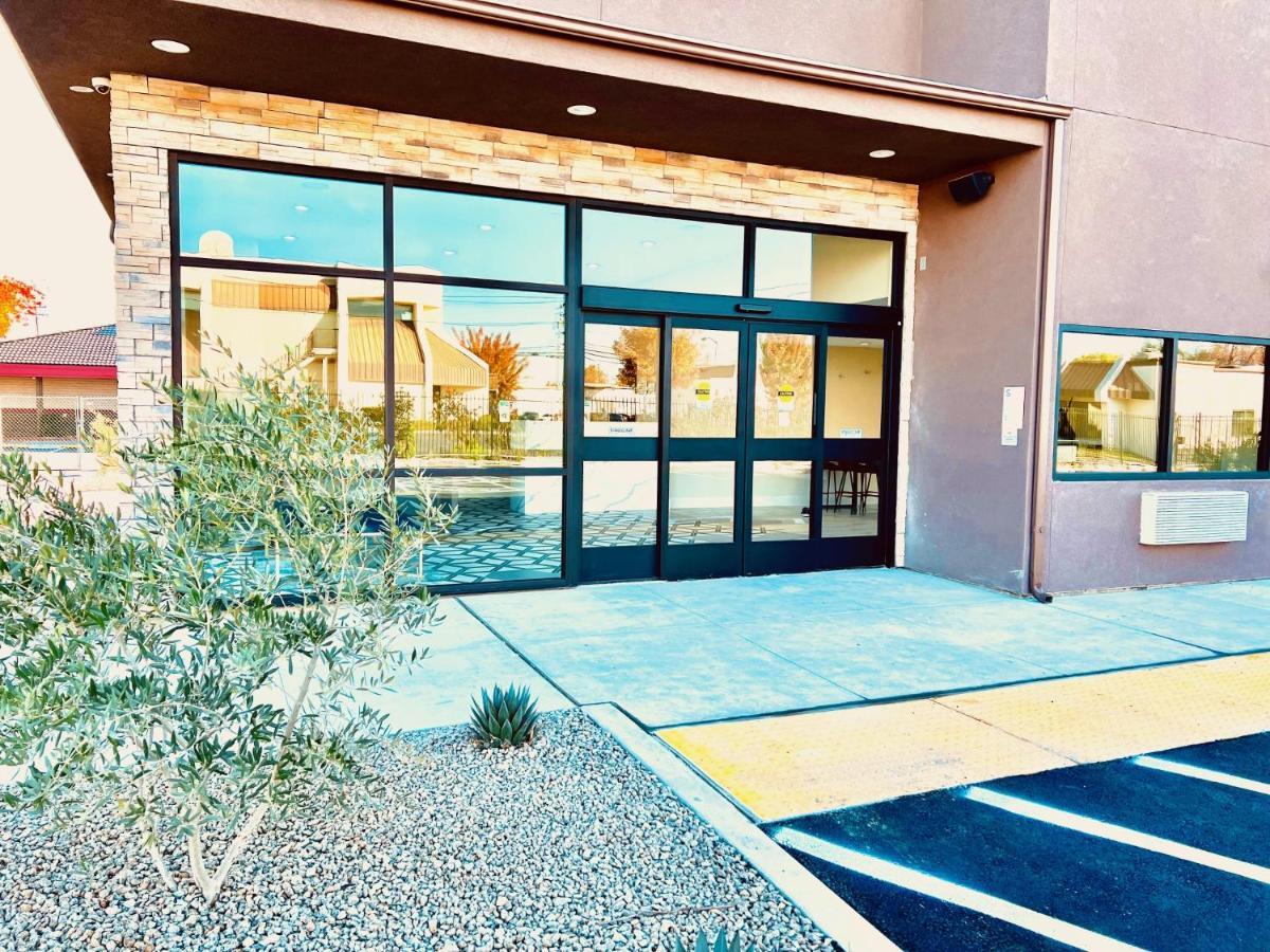 Ramada By Wyndham Modesto Yosemite Area Hotel Екстериор снимка
