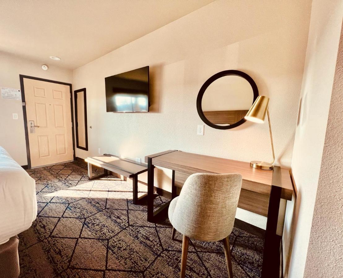 Ramada By Wyndham Modesto Yosemite Area Hotel Екстериор снимка
