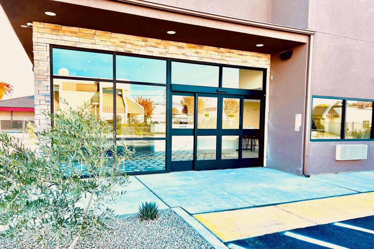 Ramada By Wyndham Modesto Yosemite Area Hotel Екстериор снимка