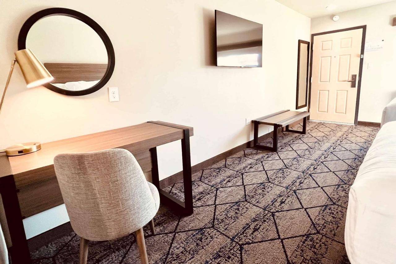 Ramada By Wyndham Modesto Yosemite Area Hotel Екстериор снимка