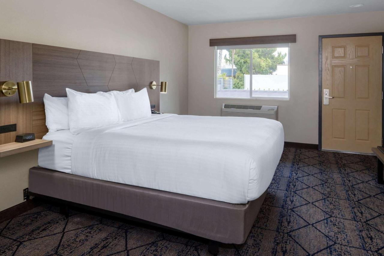 Ramada By Wyndham Modesto Yosemite Area Hotel Екстериор снимка