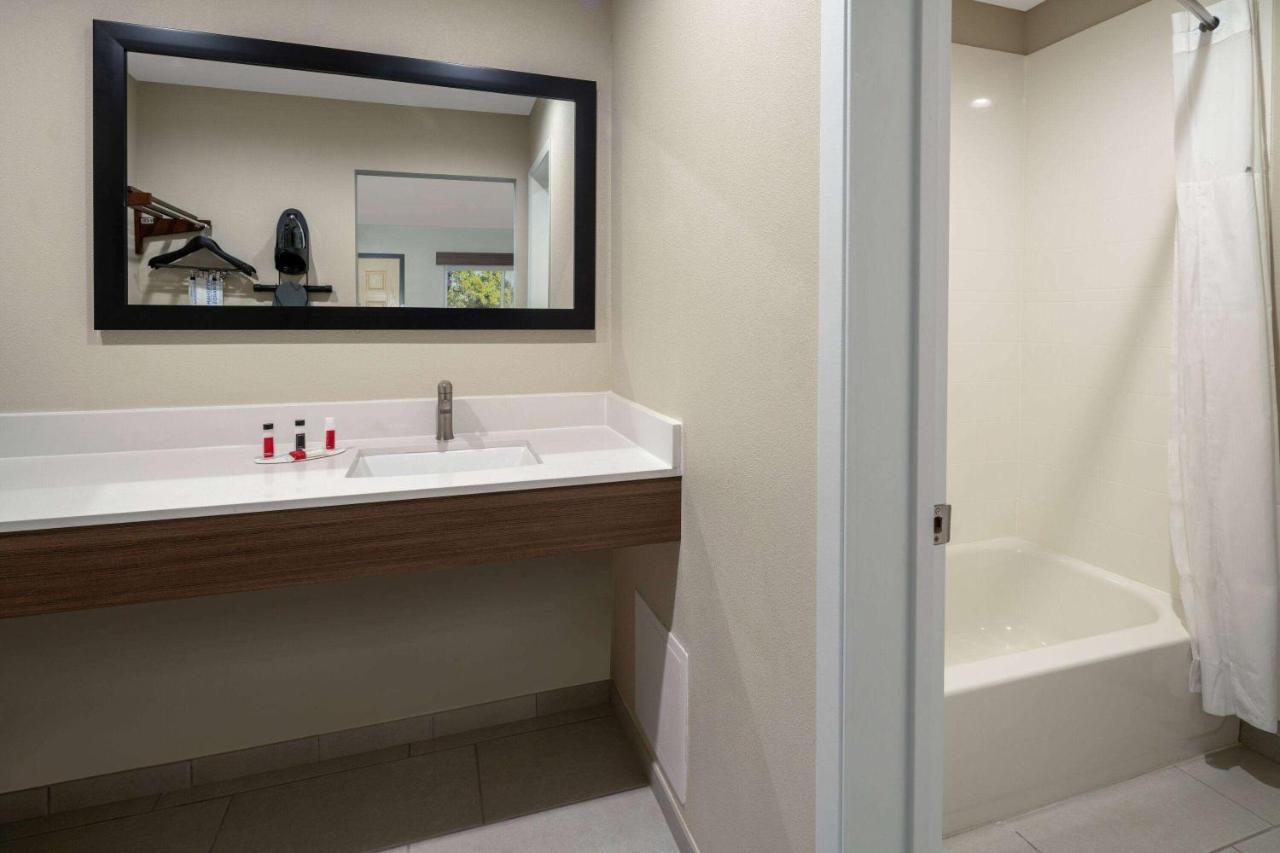 Ramada By Wyndham Modesto Yosemite Area Hotel Екстериор снимка