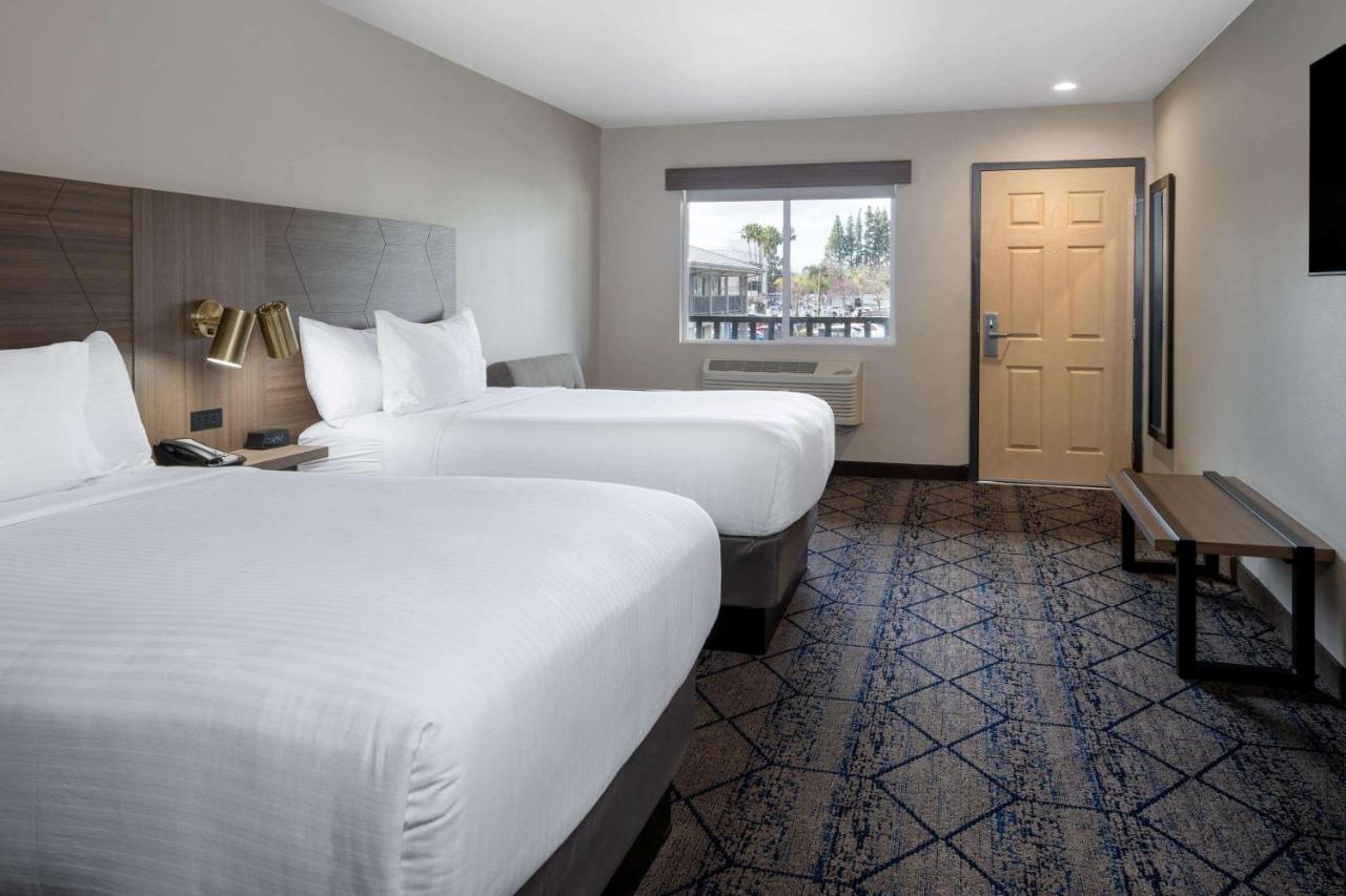 Ramada By Wyndham Modesto Yosemite Area Hotel Екстериор снимка