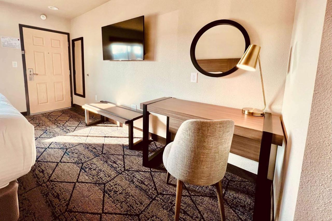 Ramada By Wyndham Modesto Yosemite Area Hotel Екстериор снимка