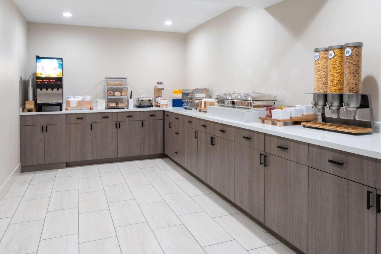 Ramada By Wyndham Modesto Yosemite Area Hotel Екстериор снимка