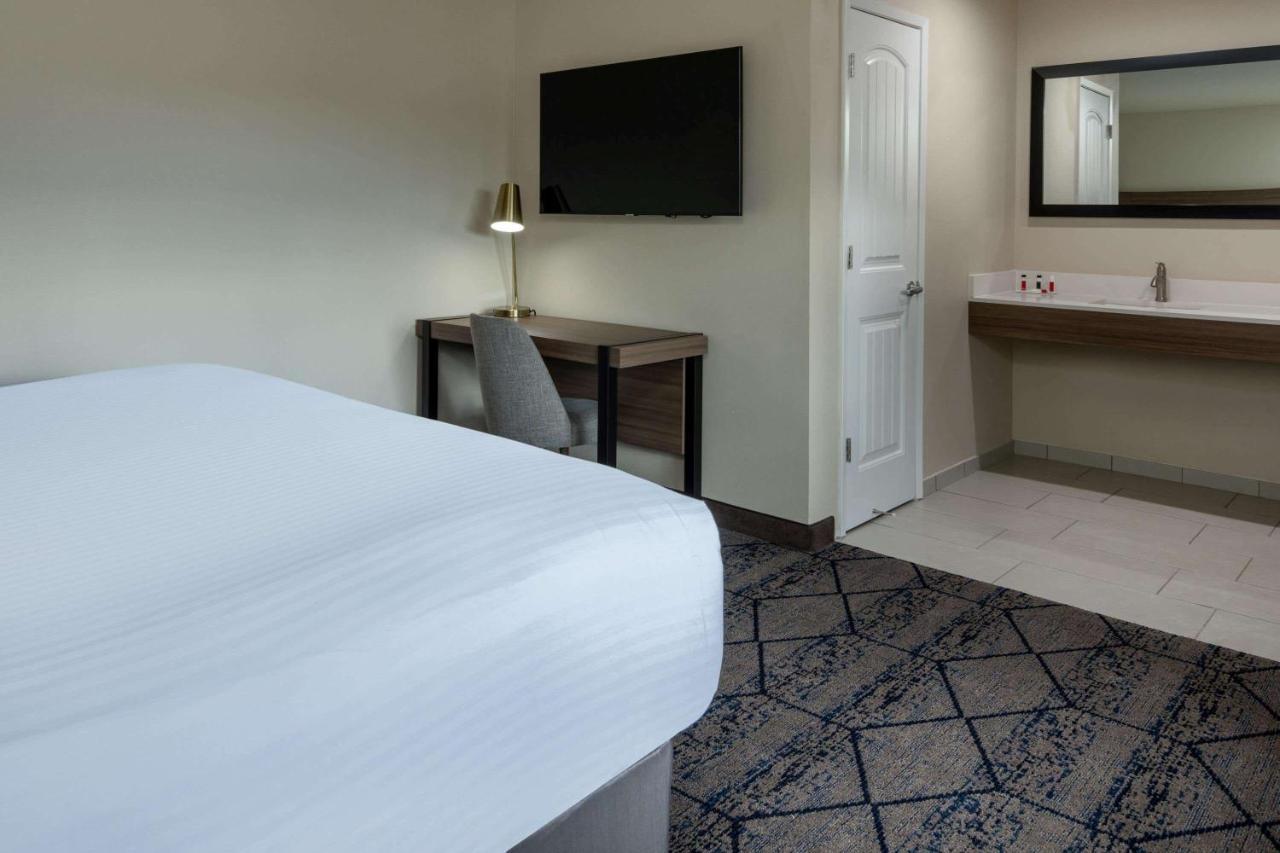 Ramada By Wyndham Modesto Yosemite Area Hotel Екстериор снимка