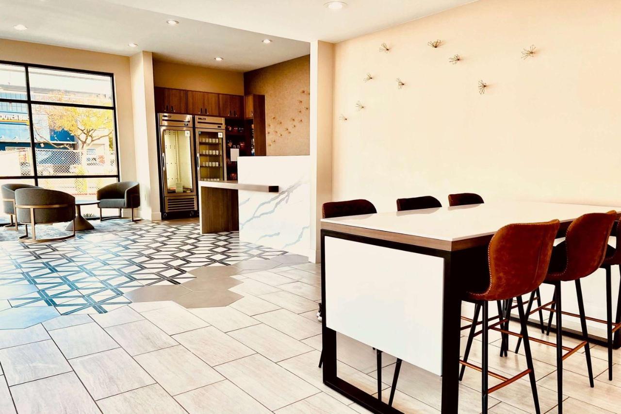 Ramada By Wyndham Modesto Yosemite Area Hotel Екстериор снимка