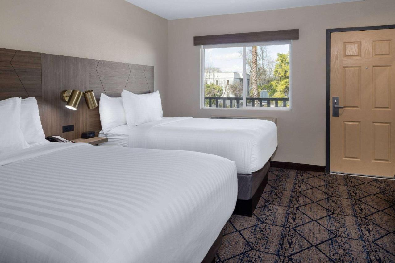 Ramada By Wyndham Modesto Yosemite Area Hotel Екстериор снимка