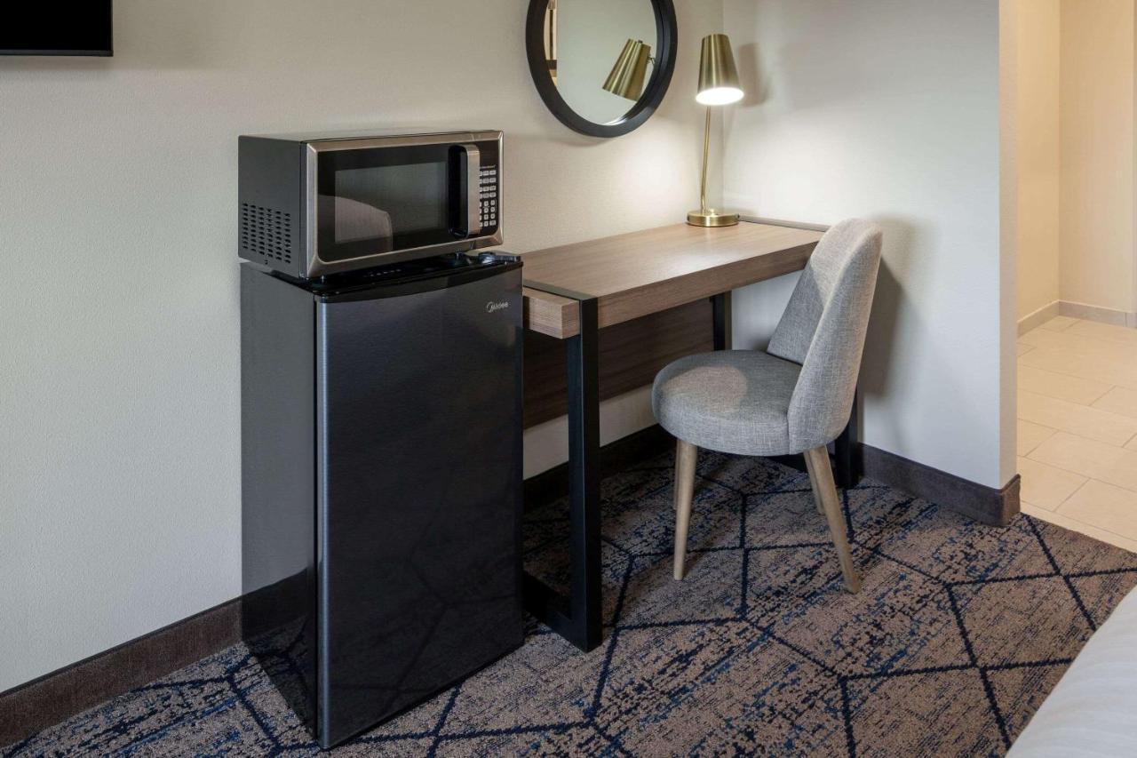 Ramada By Wyndham Modesto Yosemite Area Hotel Екстериор снимка