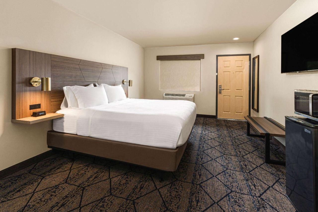 Ramada By Wyndham Modesto Yosemite Area Hotel Екстериор снимка