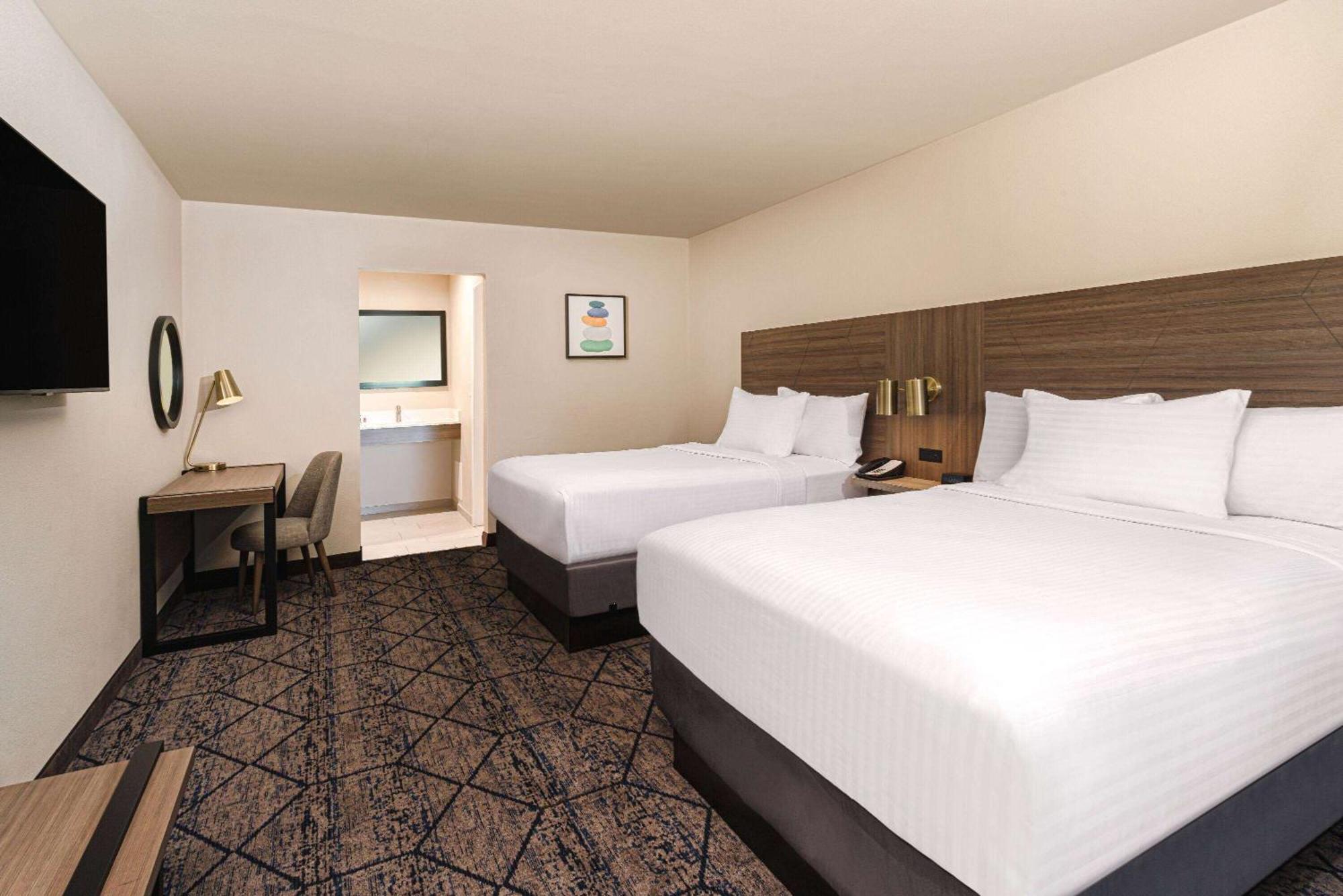 Ramada By Wyndham Modesto Yosemite Area Hotel Екстериор снимка