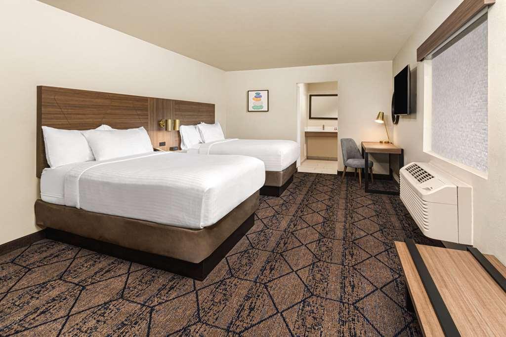 Ramada By Wyndham Modesto Yosemite Area Hotel Стая снимка