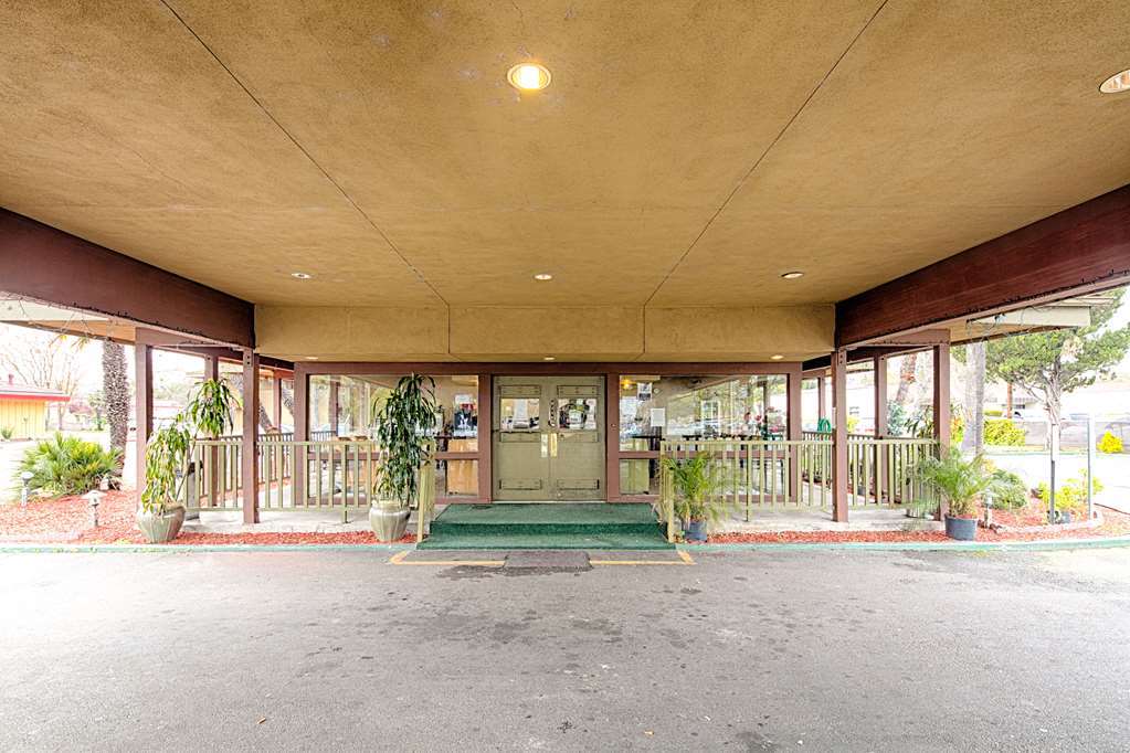 Ramada By Wyndham Modesto Yosemite Area Hotel Екстериор снимка