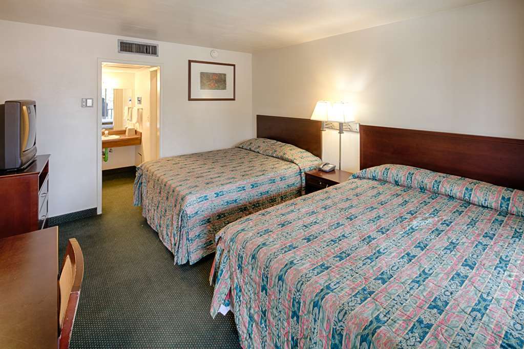 Ramada By Wyndham Modesto Yosemite Area Hotel Стая снимка